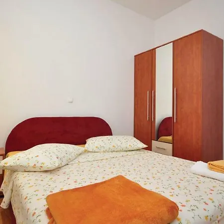 Orange Apartment Makarska