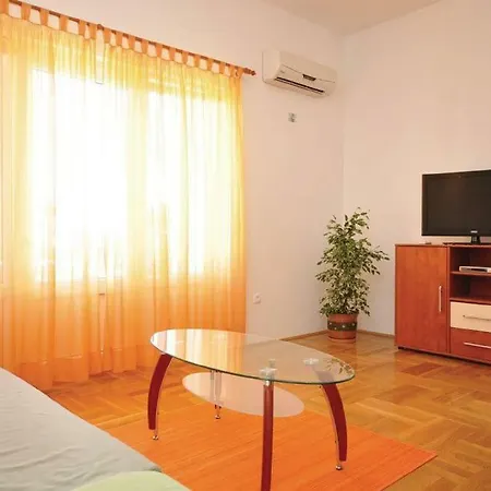 Orange Apartment *