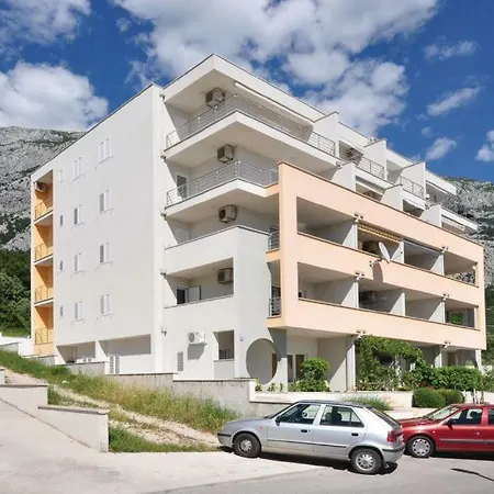 Orange Apartment *