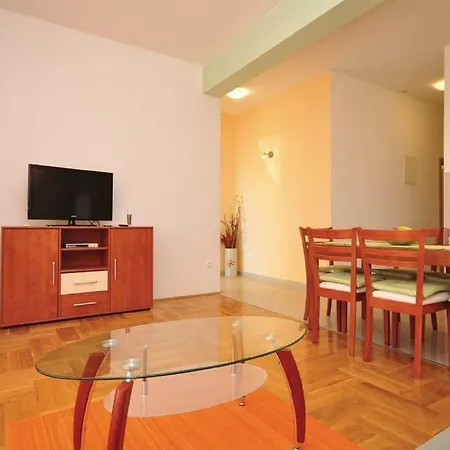 Orange Apartment Makarska