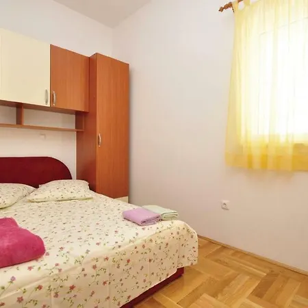 Orange Apartment *